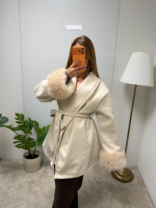 Manteau Nouama à ceinture et fourrure aux manches