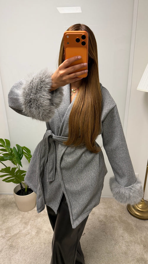 Manteau Nouama à ceinture et fourrure aux manches