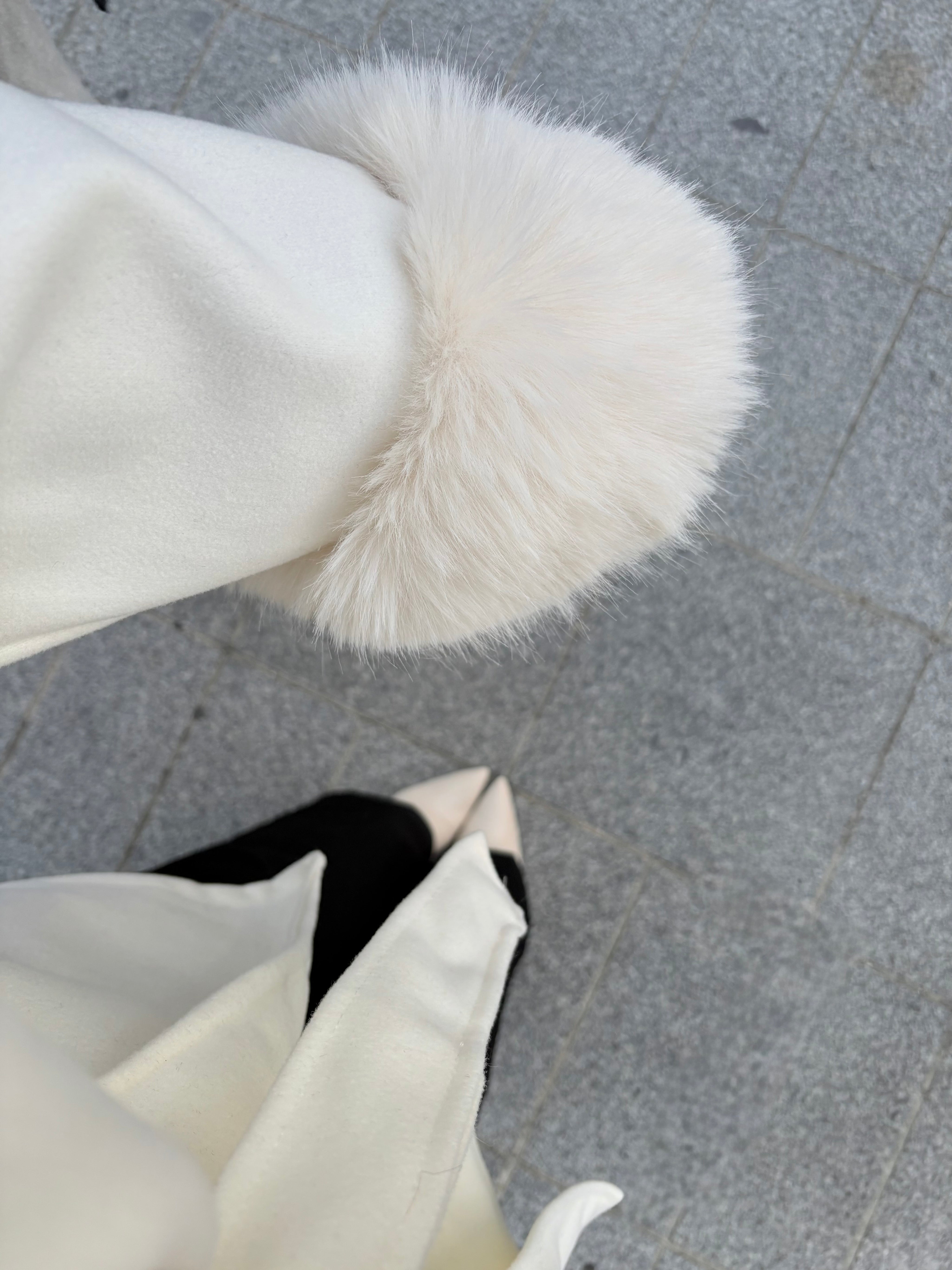 Manteau Nouama à ceinture et fourrure aux manches