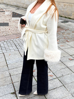 Manteau Nouama à ceinture et fourrure aux manches