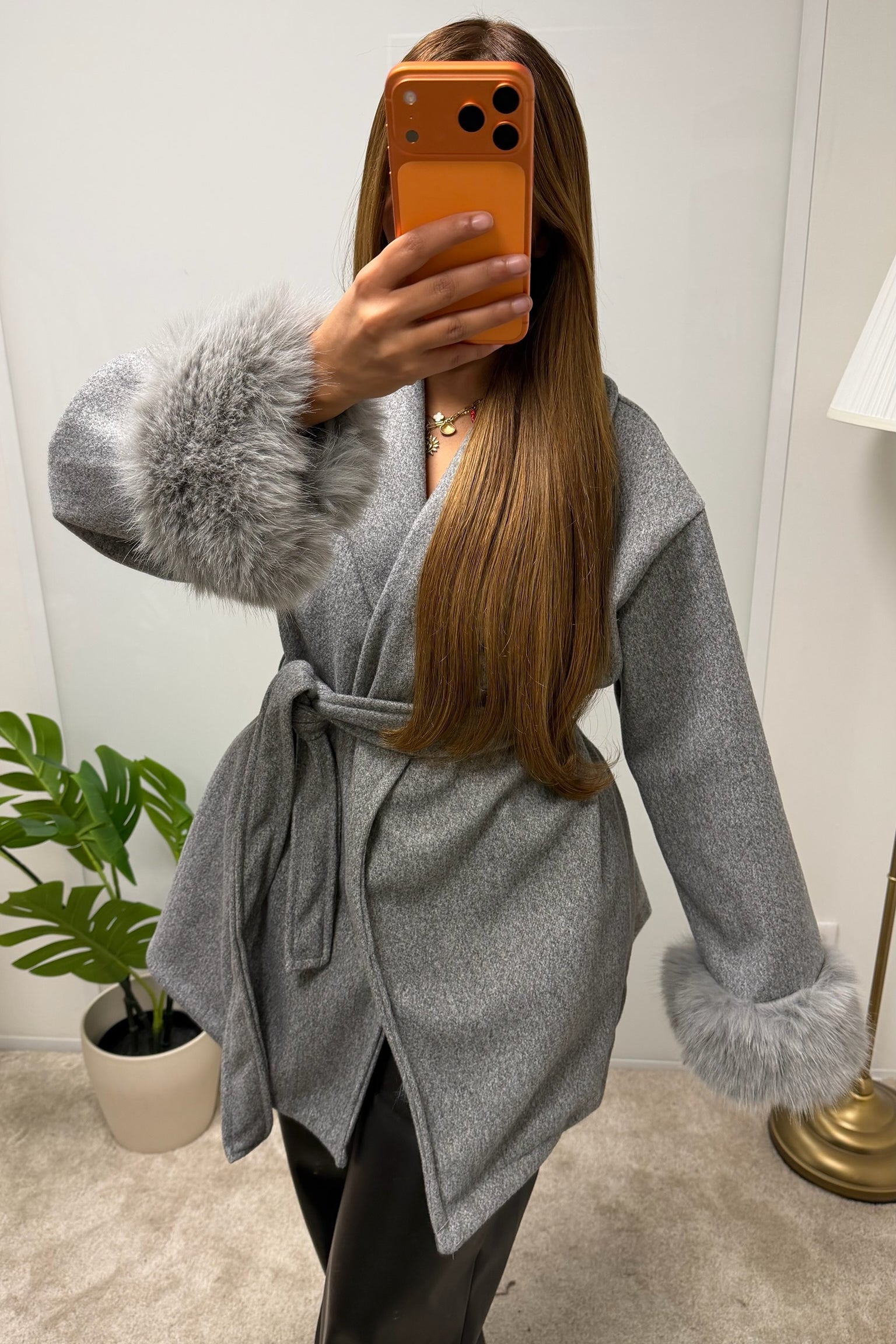 Manteau Nouama à ceinture et fourrure aux manches